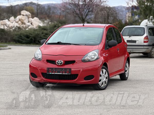 Toyota - Aygo - 1.0 Benzin ODRADJEN SERVIS NA IME KUPCA MALI POTROŠAČ