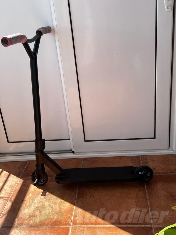 Trek - trotinet za trikove Glober