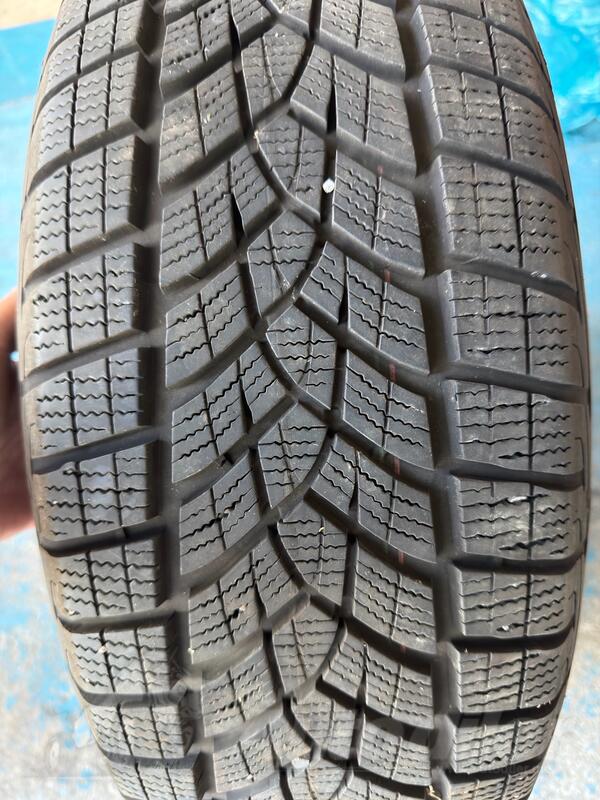 GoodYear - 235/65/17  Ultra grip performance+Suv - Zimska guma