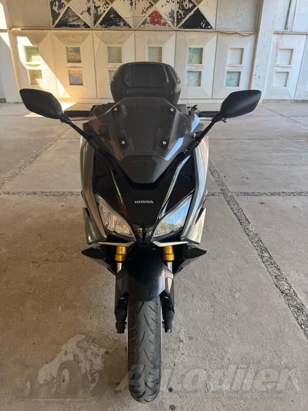 Honda - Forza 750
